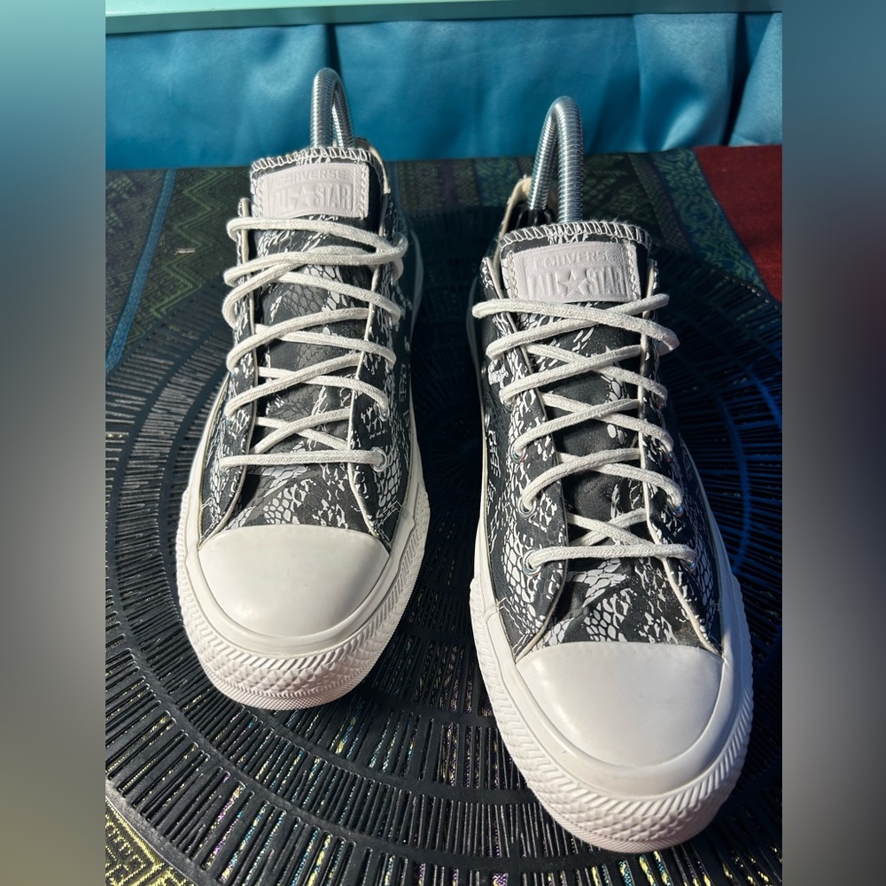 Snake Pattern Converse Women’s size 8.5